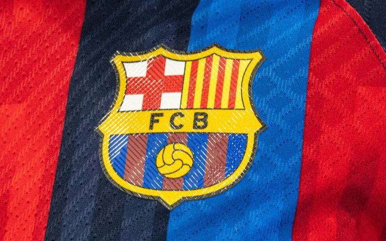 برشلونة الحالي يستفيد من التحديات المالية لتحقيق النجاح