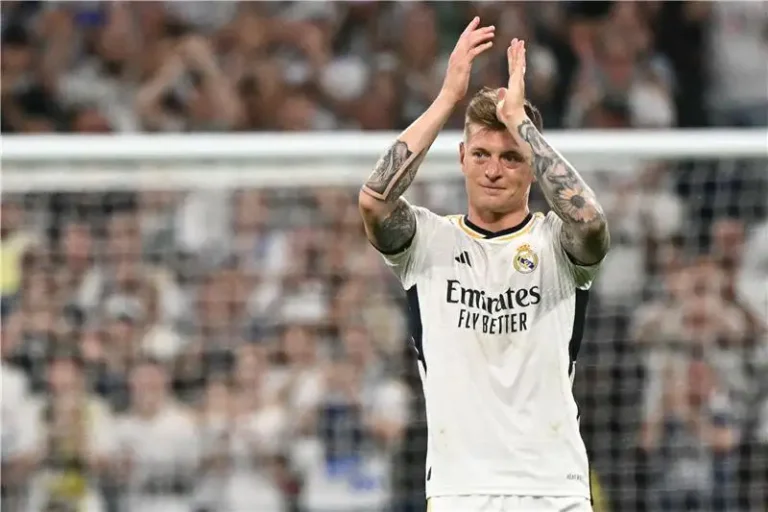 كروس يفضح سر صورته المعروفة بقميص ريال مدريد من طفولته