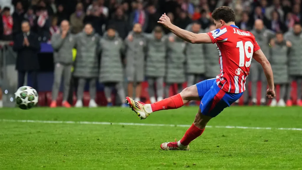 جماهير أتلتيكو مدريد تعبر عن غضبها تجاه اليويفا بعد ركلة جزاء ألفاريز