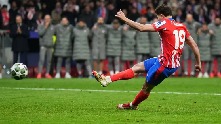 جماهير أتلتيكو مدريد تعبر عن غضبها تجاه اليويفا بعد ركلة جزاء ألفاريز