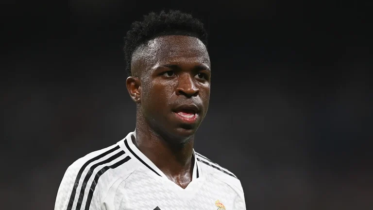 فينيسيوس يطالب ريال مدريد برفع راتبه بشكل مفاجئ